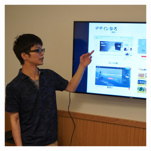 写真 モニターを使用して発表している篠原亨介さん